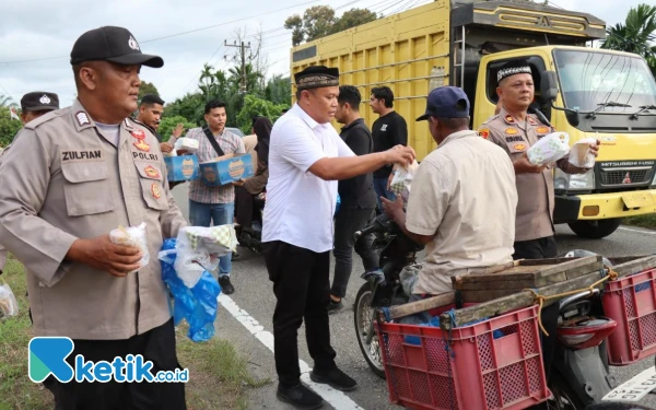 Foto Kasat Reskrim Polres Abdya, Iptu Wahyudi didampingi Kapolsek Babahrot, Iptu Syahrul memberikan takjil gratis untuk salah seorang pengendara di Babahrot, Selasa, 18 Maret 2025. (Foto: Cutbang/Ketik.co.id)