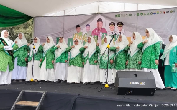 Thumbnail Paduan suara Fatayat NU Cianjur ikut memeriahkan acara Pekan Raya Ramadhan PCNU Cianjur. (Foto: Iman for Ketik.co.id)