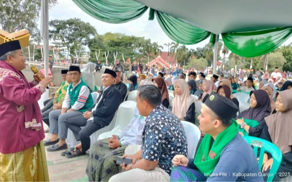 Thumbnail Hadirin nampak antusias mendengarkaan acara tabligh akbar Pekan Raya Ramadhan PCNU Kabupaten Cianjur. (Foto: Iman for Ketik.co.id)