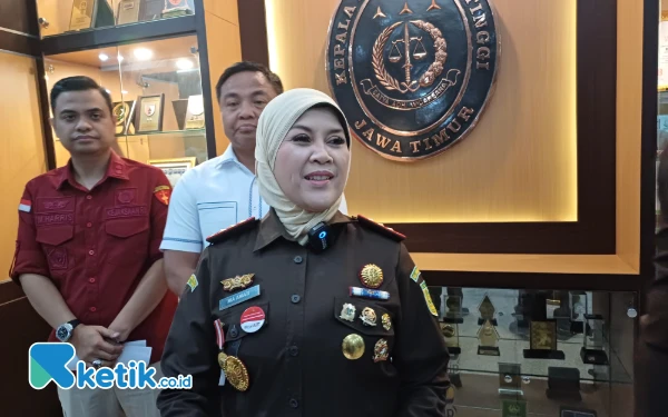 Foto Kepala Kejati Jatim Mia Amiati saat diwawancarai di Kejati Jatim, Rabu, 19 Maret 2025. (Foto: Khaesar/Ketik.co.id)