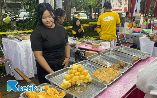 Foto Stand gorengan singkong yang meramaikan acara Ramadan Vaganza di Balai Kota Surabaya. (Fofo: Shinta Miranda/Ketik.co.id)