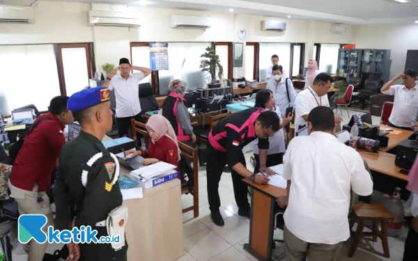 Thumbnail Berita - Kejati Geledah Kantor Dinas Pendidikan Jatim, Cari Bukti Korupsi Dana Hibah SMK