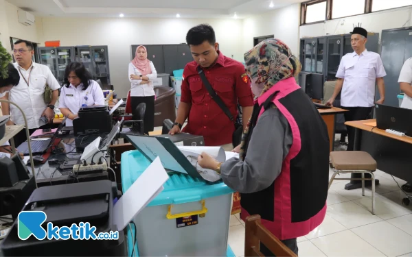 Foto Tim Kejati Jatim geledah kantor Dinas Pendidikan Jatim, Rabu 19 Maret 2025. (Foto: Khaesar/Ketik.co.id)