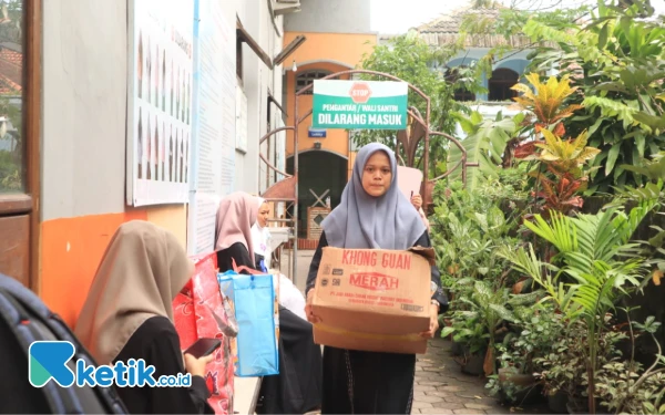 Thumbnail Sebanyak 9000 santri dijemput oleh orang tua masing-masing untuk pulang ke daerah asal. (Foto: Karimatul Maslahah/Ketik.co.id)