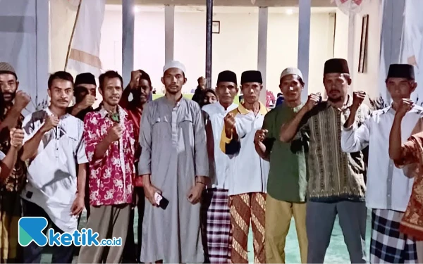 Foto Pemdes dan warga Berpose Bersama usai buka puasa (Foto:Mursal Bahtiar)