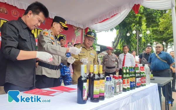 Foto BB sabu dilakukan pemusnahan menggunakan mesin blender oleh Wakapolres, Sekretaris Daerah dan DPRD Pacitan. (Foto: Al Ahmadi/Ketik.co.id)