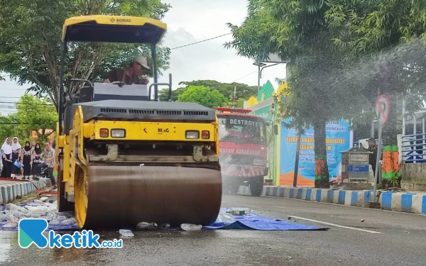 Thumbnail Berita - Ratusan Botol Miras Sitaan Polres Pacitan Digilas Pakai Tandem Roller