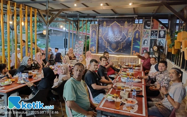 Foto Suasana Buka Puasa Bersama Pengurus PMI, KSR, TSR dan Relawan di Cafe Jajanan Qt, Rabu 19 Maret 2025 (Helman/Ketik.co.id)