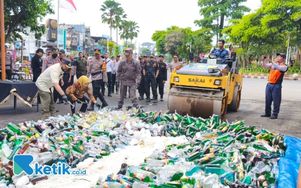 Thumbnail Berita - ‎Polres Batu Musnahkan Ribuan Miras dan Narkoba Hasil Penindakan Operasi Pekat Semeru