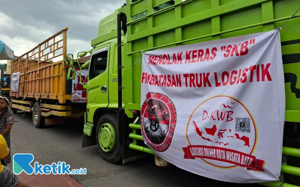 Thumbnail Berita - Puluhan Truk Kepung DPRD Jatim, Kecam Larangan Beroperasi di Masa Lebaran