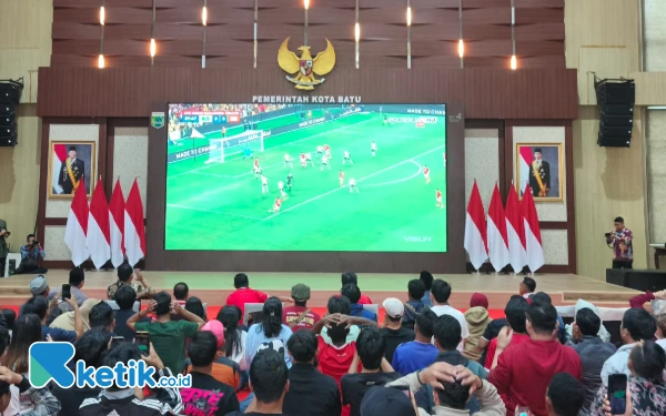 Thumbnail Berita - Sorak Sorai Suporter Nobar Timnas Indonesia di Balaikota Among Tani Kota Batu