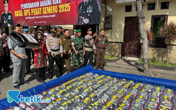 Thumbnail Berita - Ribuan Botol Miras Dimusnahkan Polres Kediri, Hasil Operasi Pekat Semeru 2025