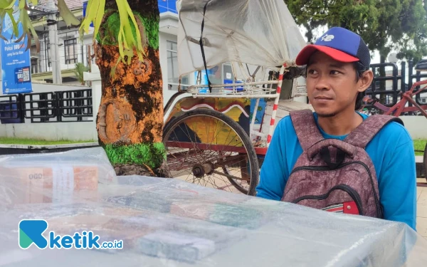 Cerita Tukang Tukar Uang Asal Kota Solo Ngadu Peruntungan di Pacitan