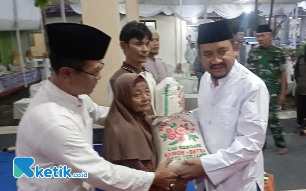 Foto Bupati Pemalang Anom Widiyantoro menyerahkan bantuan sembako kepada lansia di Desa Kelangdepok, Kamis, 20 Maret 2025 (Foto: Slamet/ketik.co.id)