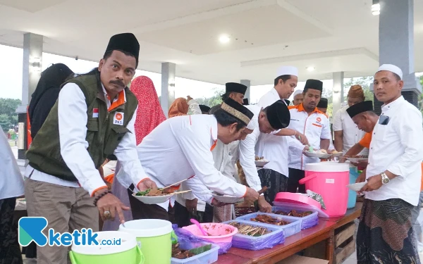 Foto Para kader PKS Sampang saat mengambil makanan atau nasi untuk berbuka (Foto: Mat Jusi/Ketik.co.id).