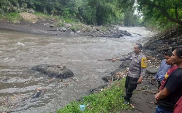 Thumbnail Berita - Mayat Bayi Perempuan Ditemukan Jelang Buka Puasa, Berada di Tumpukan Sampah Sungai