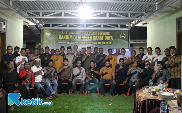 Foto Foto bersama usai buka puasa di halaman kediaman Dandim Abdya di Blangpidie, Jumat, 21 Maret 2025. (Foto: HP/Ketik.co.id)