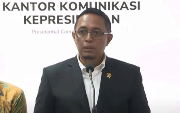 Thumbnail Teror Kepala Babi di Tempo: Kepala Kantor Komunikasi Kepresidenan Sarankan Dimasak Saja, Ini Profil Hasan Nasbi