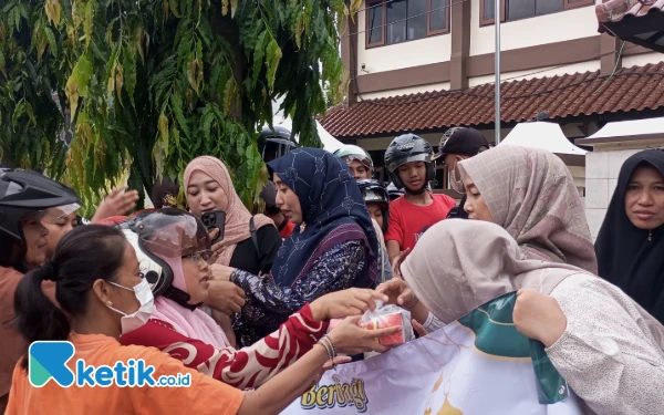 Thumbnail Berita - PIAWAN Trenggalek Bagikan 200 Paket Takjil untuk Masyarakat