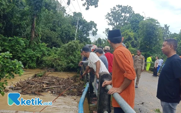 Foto Wabup Helmi melakukan Pemantauan langsung jembatan penghubung dua desa (Foto : Barenz For Ketik.co.id)