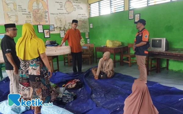 Foto Wabup Helmi melakukan dialog dengan warga terdampak banjir di desa Amasing Kota Utara (Foto: Barenz For Ketik.co.id)