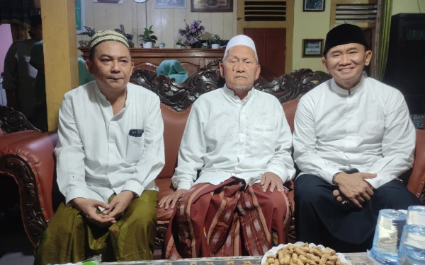 Foto Kepala BPN Yan Septedyas bersama Kiayi Muhammad Muhyiddin Munawar dan putranya Kiayi Ali As'adi di Kediaman Desa Jatisari, Kecamatan Senori, Kabupaten Tuban (22 Maret 2025)(Foto Ahmad Istihar/Ketik.co.id)