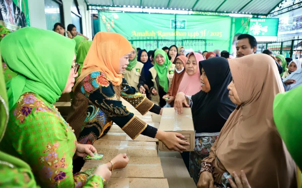 Thumbnail Khofifah dan Muslimat NU Bagikan Seribu Paket Lebaran dari Keluarga Jusuf Kalla