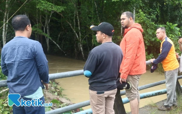 Thumbnail Berita - [Berita Foto] Bupati Halmahera Selatan Bassam Kasuba Kunjungi Korban Terdampak Banjir di Bacan