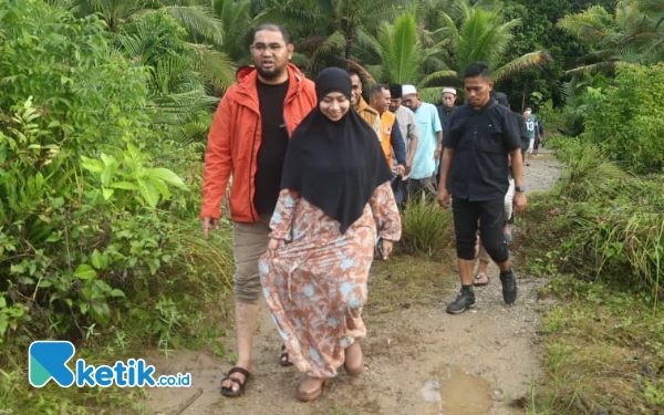 Thumbnail Bassam Kasuba Bersama ketua PKK Halmahera Selatan Rifa’at Al-Sa’adah Bassam kompak dalam memberi pelayanan kepada masyarakat terdampak banjir di Kecamatan Bacan. (Foto : Mursal Bahtiar/Ketik.co.id) ( Minggu 23 Maret 2025)