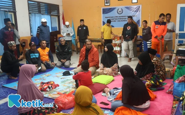 Thumbnail Bassam Kasuba dan Rifa’at Al-Sa’adah hampir menemani sahur para pengungsi. Keduanya menemui pengungsi di Bacan pagi dini hari. Selain memberikan motivasi keduanya juga tampak akrab berbincang dengan warga. (Foto: Mursal Bahtiar/Ketik.co.id) (Minggu 23 Maret 2025)