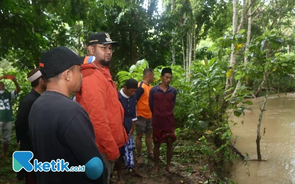 Thumbnail Bassam Kasuba meninjau langsung alur air sungai desa Amasing Kali. Dimana luapan sungai ini menjadi salah satu penyebab terjadinya banjir di Amasing Kecamatan Bacan. (Foto : Mursal Bahtiar/Ketik.co.id) (Minggu 23 Maret 2025)