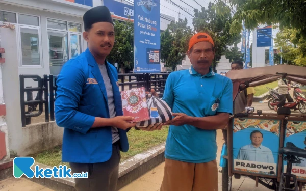 Thumbnail Sasar Pembecak, PMII Pacitan Bagikan Paket Sembako dan Al-Qur'an