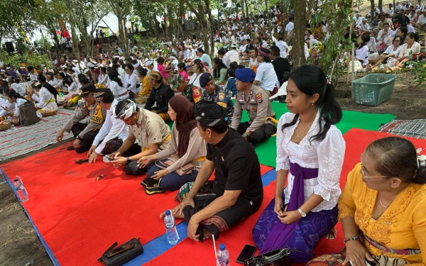 Thumbnail Berita - Umat Hindu Jember Gelar Sesuci Laut dan Ungkap Pawai Ogoh-Ogoh Ditiadakan, Ini Alasannya