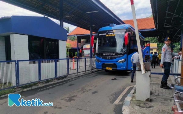 Thumbnail Waspada! Calo Tiket Bergentayangan di Terminal Purabaya Mendekati Mudik 2025