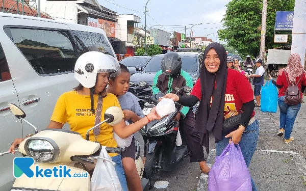 Foto Salahsatu alumni ML'92 saat membagikan takjil di depan eks Bioskop Permata Yogyakarta. ( Foto: Fajar Rianto / Ketik.co.id )