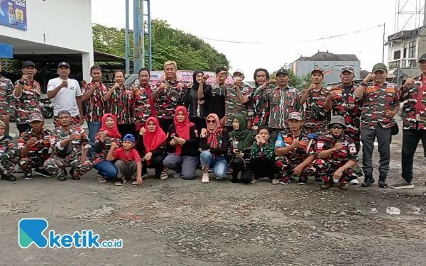 Foto Ormas Laskar Merah Putih Marcab Pemalang Foto bersama sebelum membagikan takjil (Foto: Slamet/ketik.co.id)