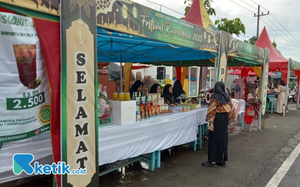 Foto Stan Festival Ramadhan SMAN 1 Gondangwetan menjual produk-produk karya siswa (Foto: Yuni for Ketik.co.id)