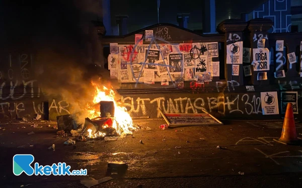 Thumbnail Berita - Demonstran Kota Malang Bergelora Tolak UU TNI, Molotov Beterbangan, Gedung DPRD Menyala