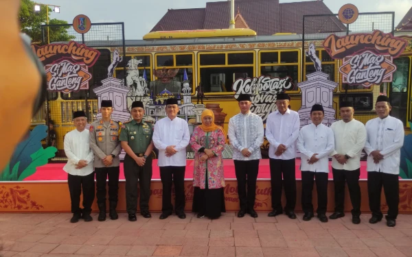 Foto Gubernur Jatim Khofifah Indar Parawansa saat foto bersama Bupati dan wakil Bupati beserta Forkopimda Tuban (23 Maret 2025)(Foto Ahmad Istihar/Ketik.co.id)