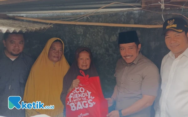 Foto Anggota DPRD Sidoarjo dari Tulangan Dhamroni Chudlori bersama Bupati Subandi dan  Camat Tulangan Asmarahadi memberi bantuan untuk Julaikhah. (Foto: Fathur Roziq/Ketik.co.id)