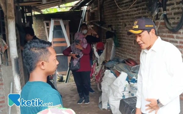 Foto Bupati Sidoarjo Subandi berbicara dengan Rifqi yang rumahnya akan bantu memperbaiki rumah di Desa Karangpuri, Kecamatan Wonoayu. (Foto: Fathur Roziq/Ketik.co.id)