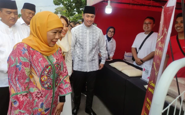 Thumbnail Berita - Gubernur Khofifah Apresiasi Stan Pasar Murah Bank Jatim di Peresmian Ruang Publik Pemkab Tuban