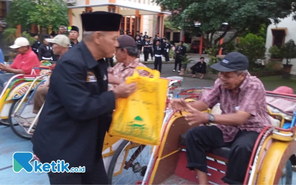 Thumbnail Berita - PSHT Ranting Kecamatan Trenggalek Berbagi Ratusan Paket Sembako kepada Abang Becak