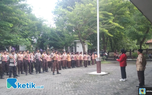 Foto Upacara pembukaan karya bakti Pramuka peduli lebaran 2025 di depan  kantor Kwarcab Surabaya. (foto : sutejo / ketik.co.id)