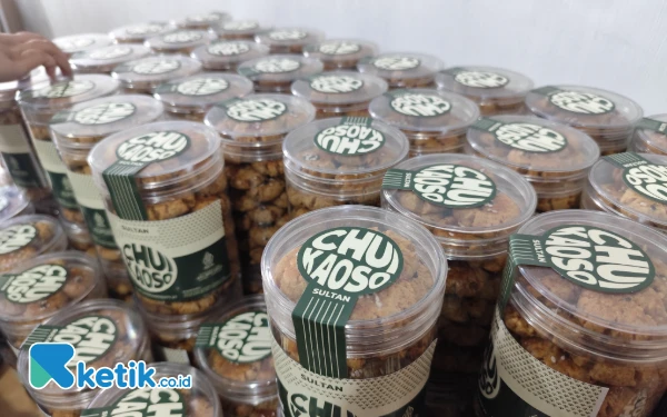 Foto Mulai produksi kue kacang Sultan sejak tahun 2020, tahun ini Ana mencoba inovasi baru dengan tiga varian rasa kue kacang. (Foto: Atta/ Ketik.co.id)