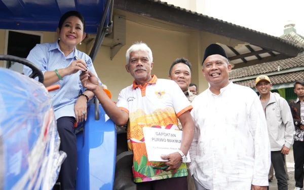 Thumbnail Titiek Soeharto Berikan Bantuan Alsintan Senilai Rp1,5 Miliar untuk Petani Sleman