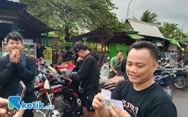 Thumbnail Berita - Tiket Kapal Laut Gratis Pelabuhan Jangkar Situbondo ke Pulau Raas Madura Malah Dijual Rp300 Ribu, Pemudik Kecewa