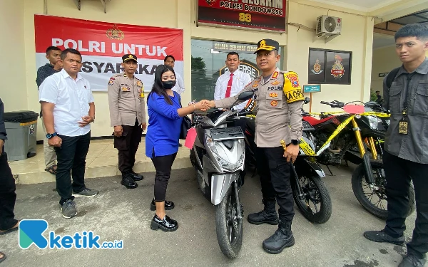 Thumbnail Berita - Polres Bondowoso Serahkan Motor Hasil Curian pada Korban