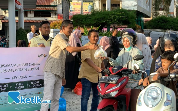 Thumbnail Berita - Warga Abdya Dapat Takjil Gratis dari Bank Aceh Cabang Blangpidie