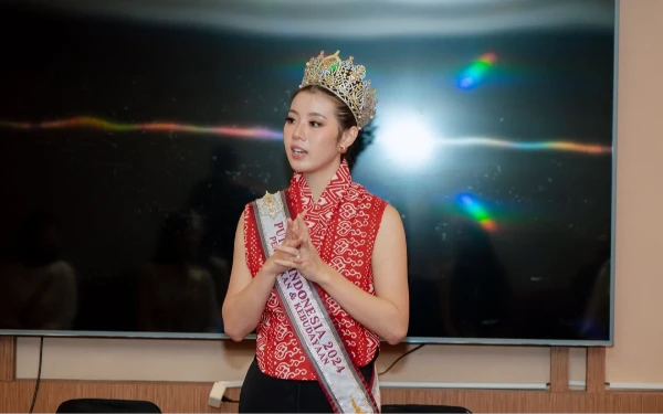 Thumbnail Pakaian yang dikenakan oleh Melati Tedja, Puteri Indonesia Pendidikan dan Kebudayaan 2024 yaitu gaun oleh @ageman.sk1b dan berdandan menggunakan @beautyqueenbymr (Foto: Instagram @melatitedja)